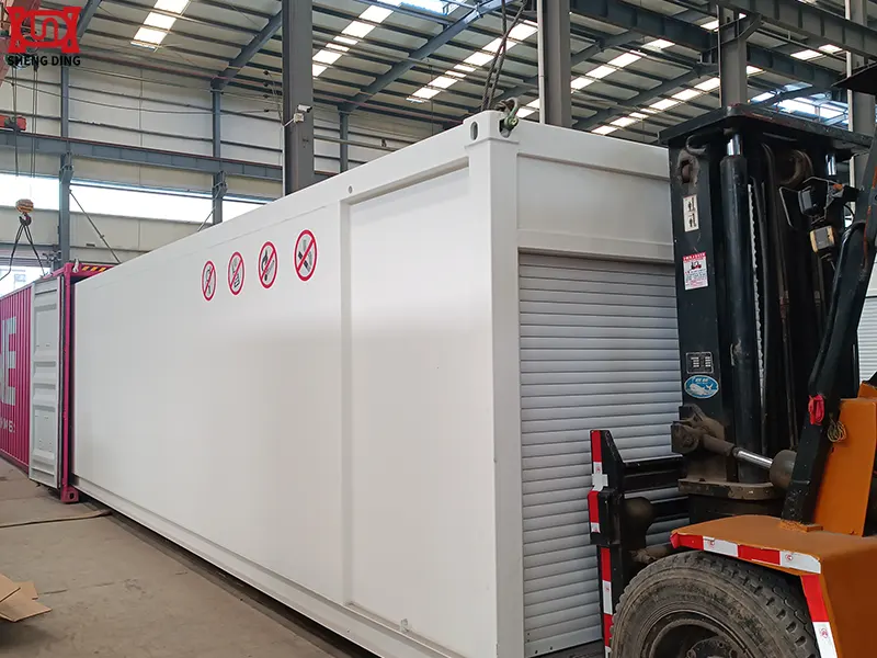 30t Container Loading And Delivery At Gas Station